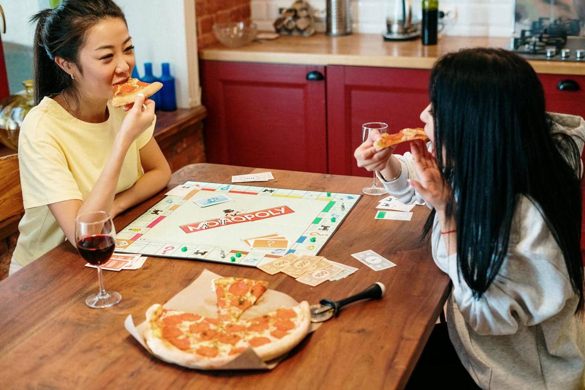 ilustrasi bermain board game dengan sahabat