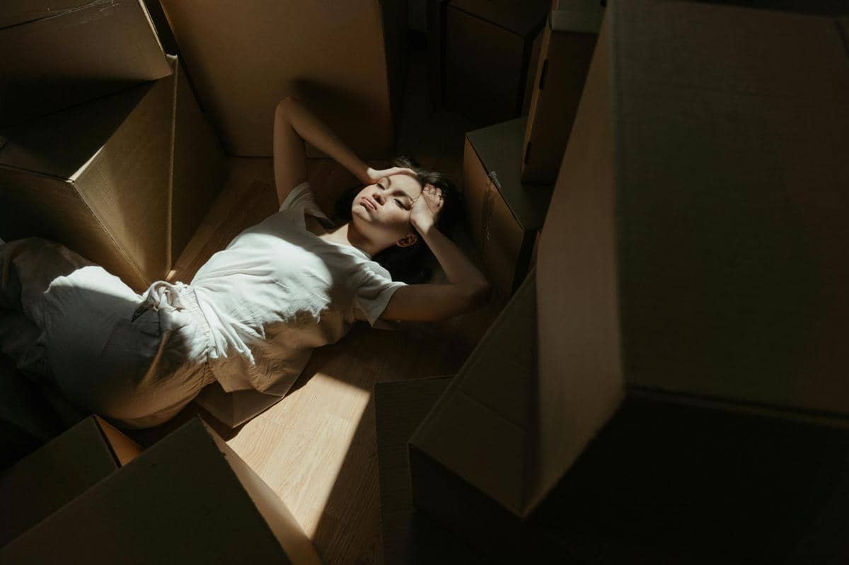 Seorang perempuan terlihat kebingungan sambil memegang kepalanya
