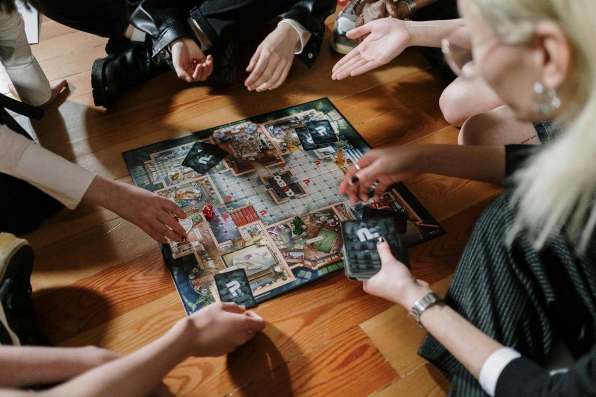 ilustrasi bermain board game dengan teman