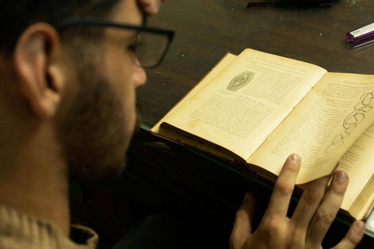 ilustrasi membaca buku sejarah