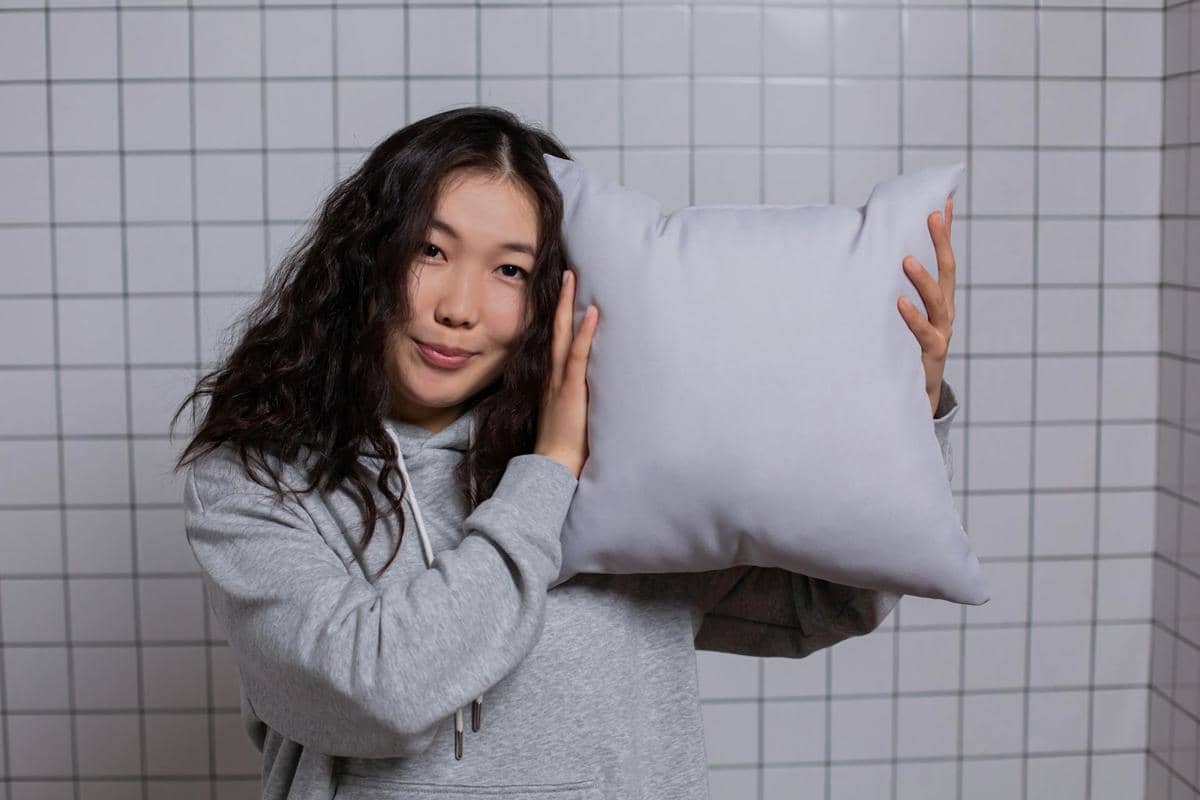 ilustrasi wanita memilih bantal