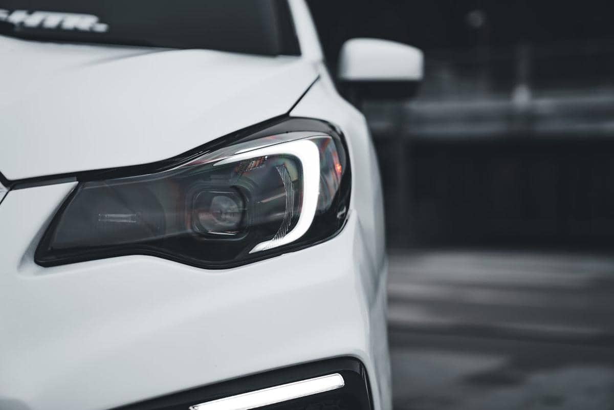 ilustrasi mobil dengan lampu DRL