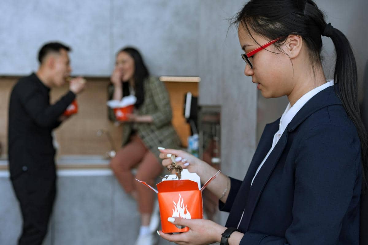 Makan di kantor