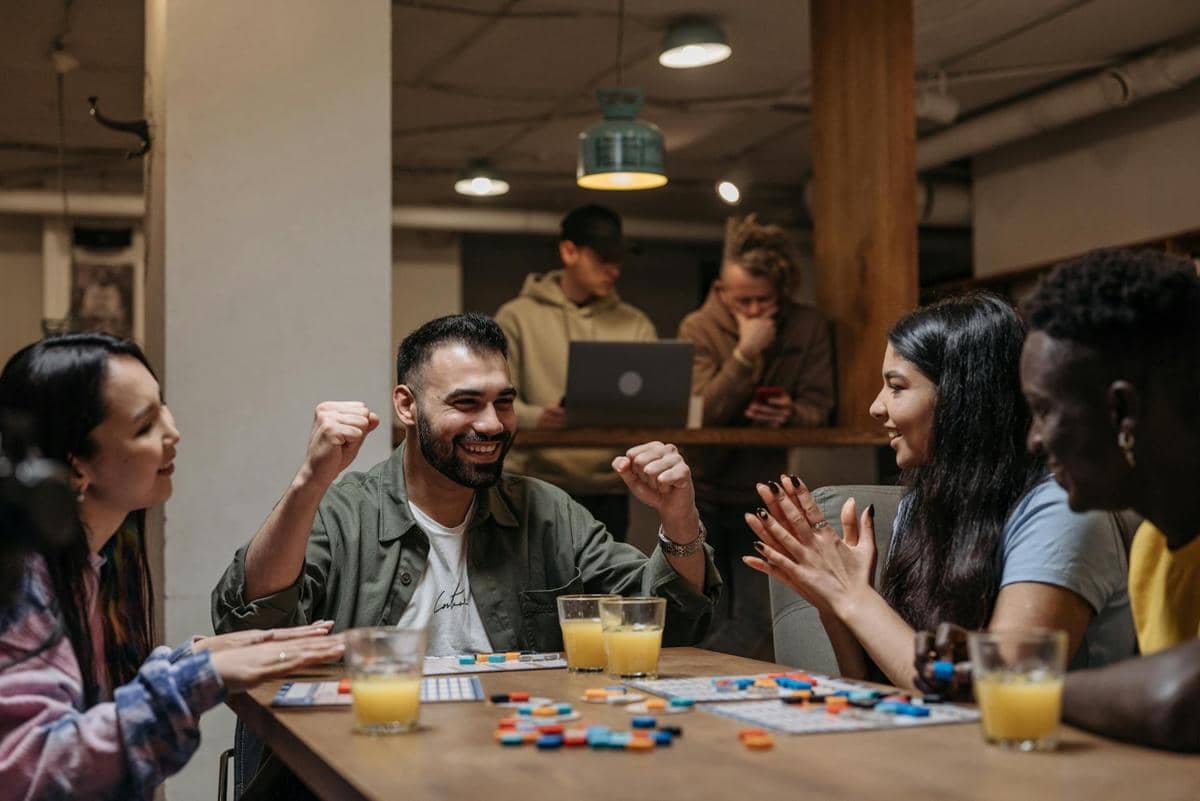 ilustrasi bermain board game dengan teman