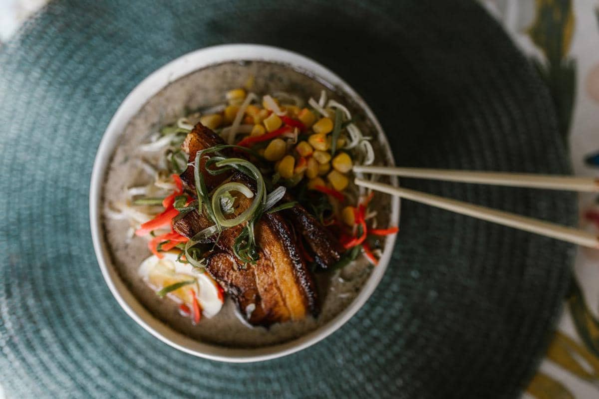 Resep Ramen Pork Belly Super Crispy dengan Kuah Miso Butter, Nikmat!