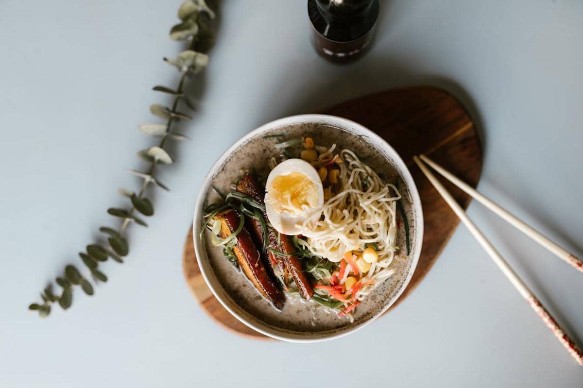 ilustrasi ramen pork belly crispy