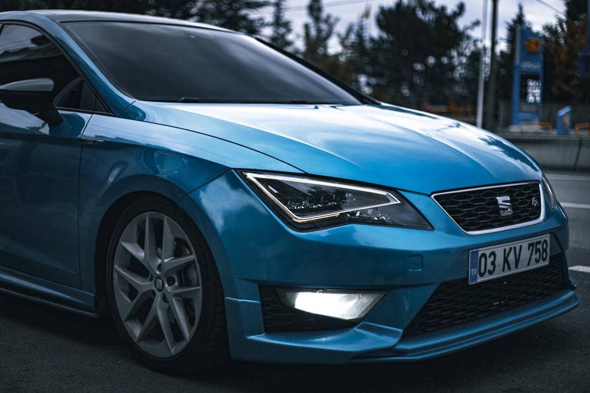 ilustrasi mobil dengan lampu DRL