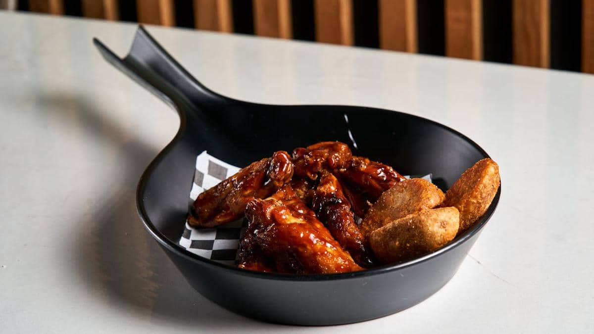 ilustrasi sayap ayam saus mentega 