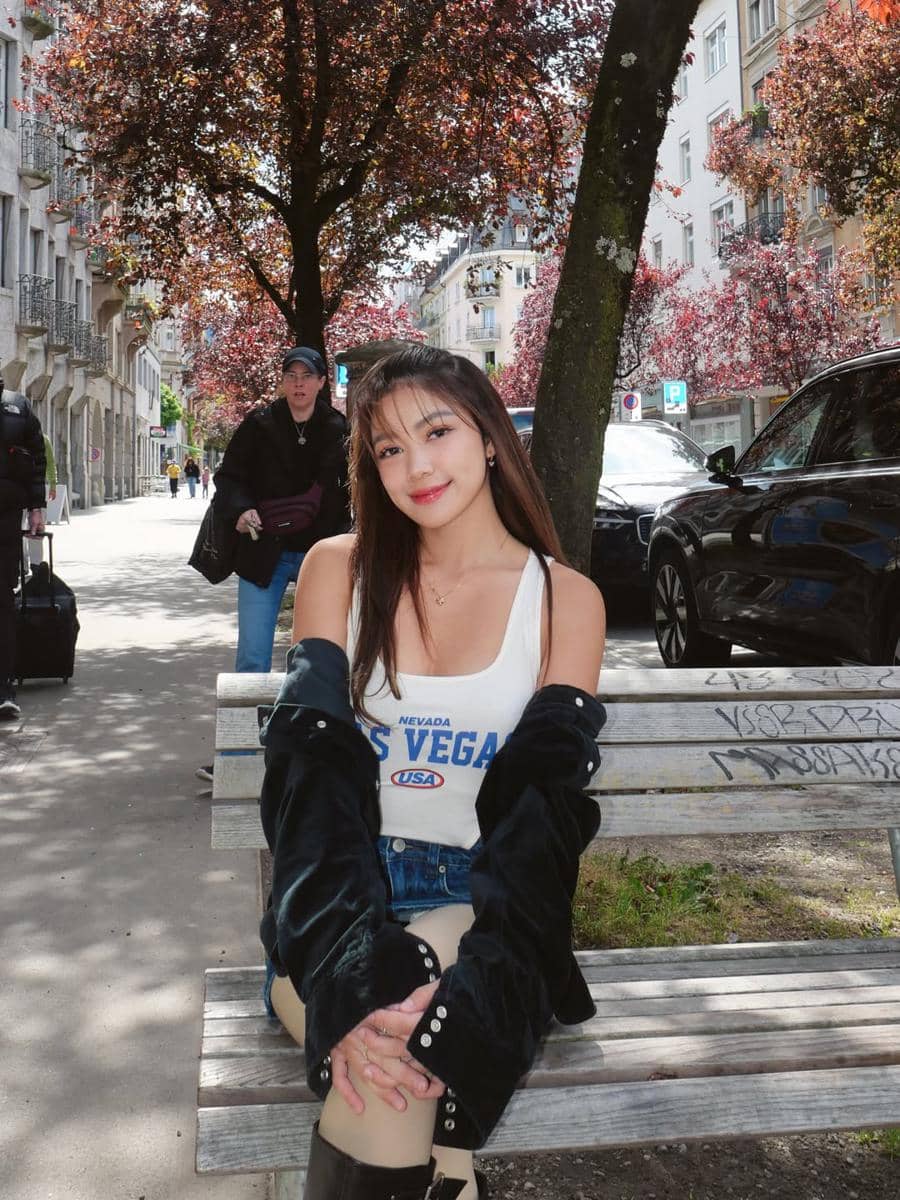 Regina Phoenix liburan di Zürich bersama kekasih