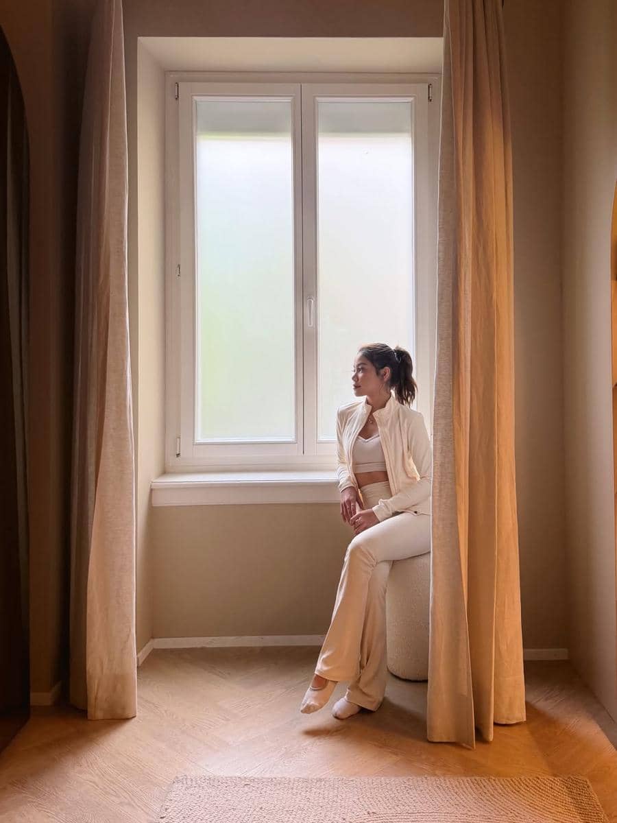 Regina Phoenix liburan di Zürich bersama kekasih