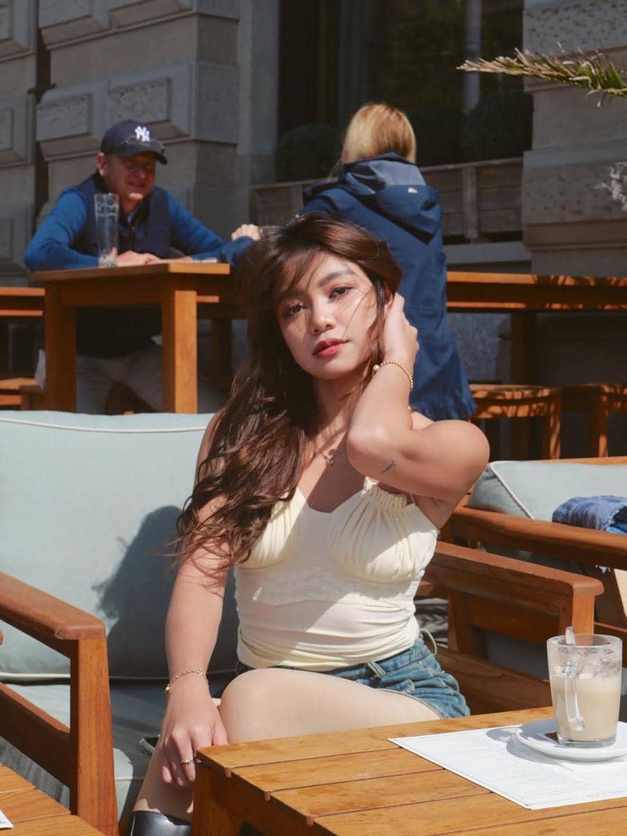 Regina Phoenix liburan di Zürich bersama kekasih