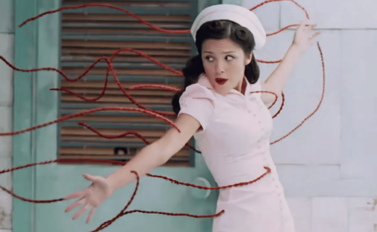 Olivia Rodrigo dalam musik video "the cure"