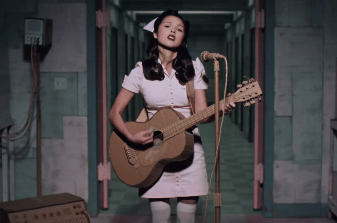 Olivia Rodrigo dalam musik video "the cure"