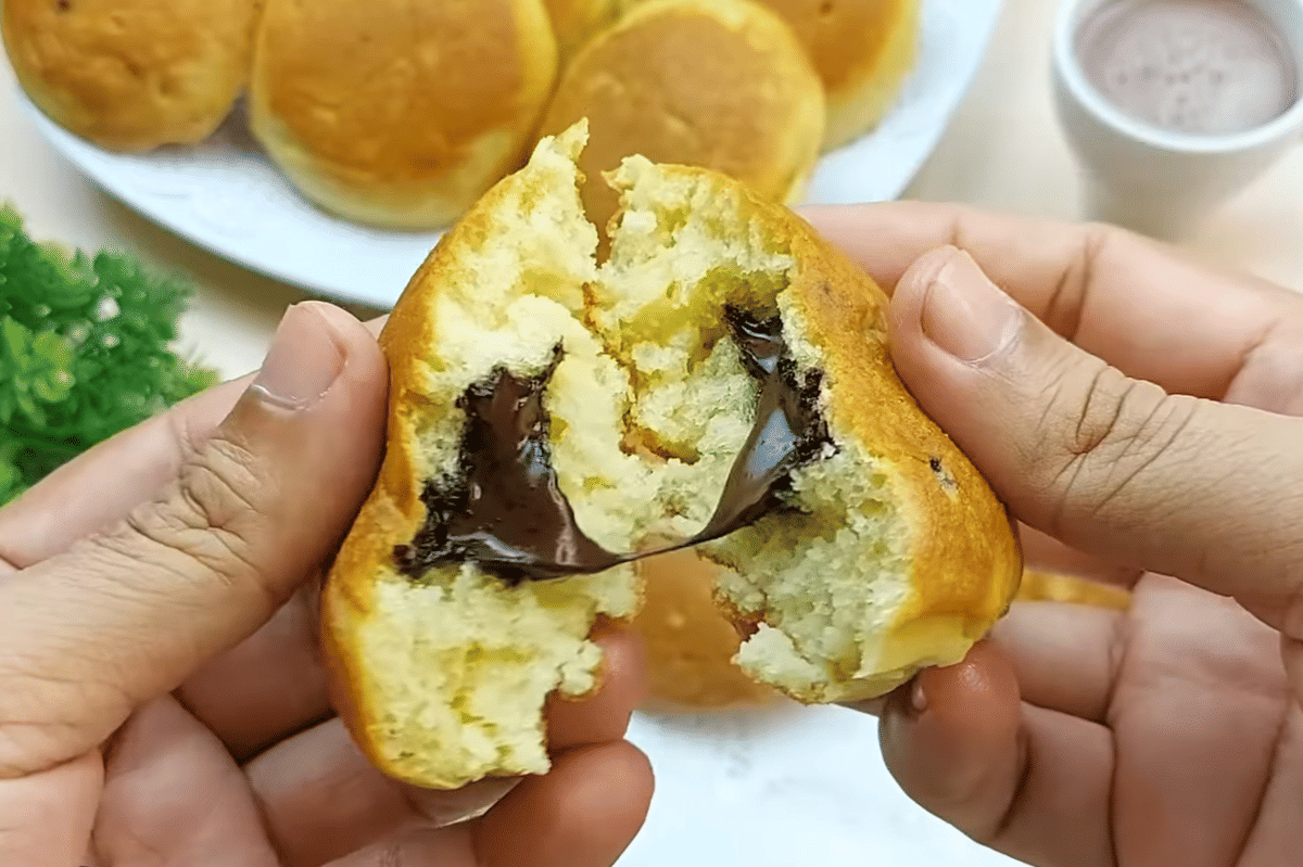 ilustrasi kue kamir topping cokelat