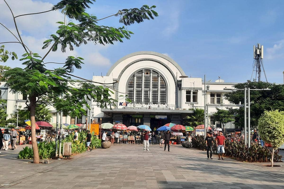 Stasiun Jakarta Kota, dekat kawasan Kota Tua Jakarta
