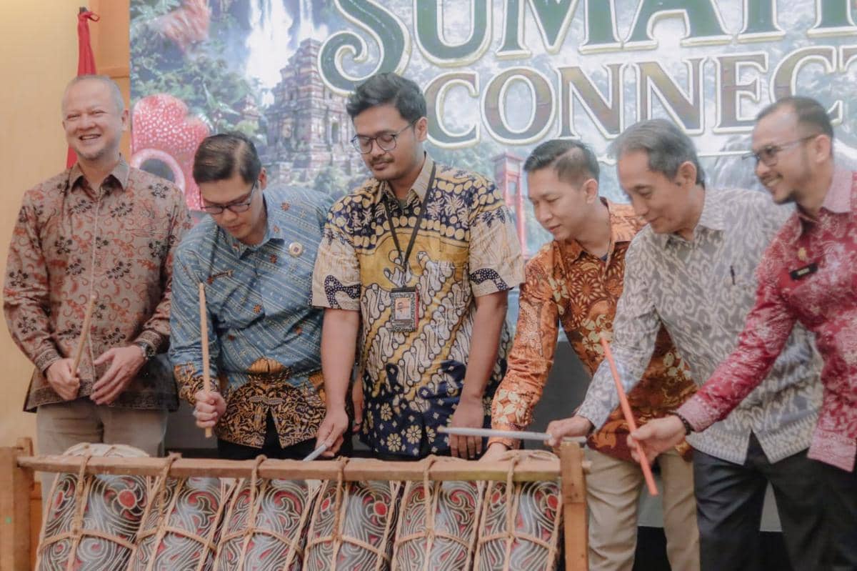 Beberapa pria mengenakan batik memukul alat musik tradisional bersama dalam acara bertema Sumatra Connect di Sumatera Utara.