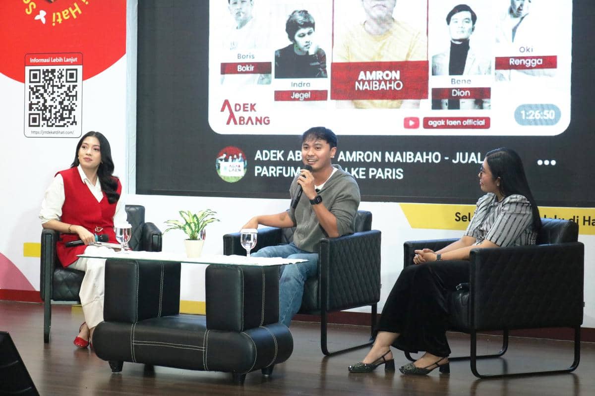 Tiga pembicara duduk di atas panggung dalam acara J&T Connectpreneur di Kampus USU, berbincang santai dengan mikrofon di tangan.