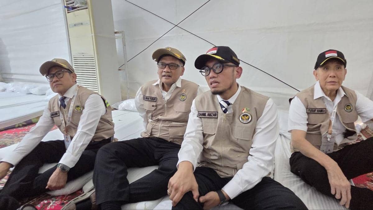 Momen Wamen Haji Turun Tangan Tertibkan Tenda Arafah