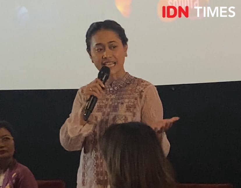 Seorang perempuan berbicara memegang mikrofon saat konferensi pers film Suamiku Lukaku di XXI Epicentrum, Jakarta.