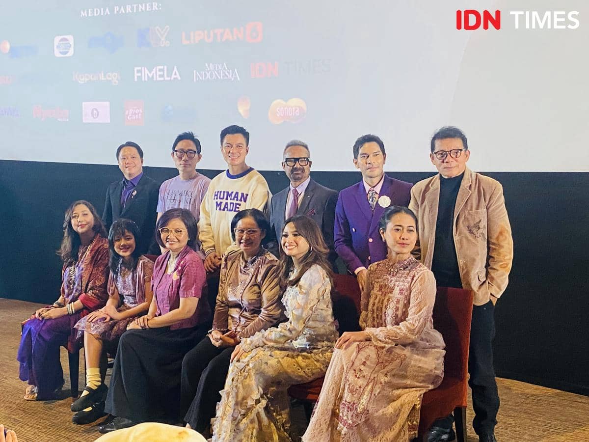 Para pemain dan tim produksi film Suamiku Lukaku berpose bersama dalam konferensi pers di XXI Epicentrum pada Kamis, 20 Mei 2026.