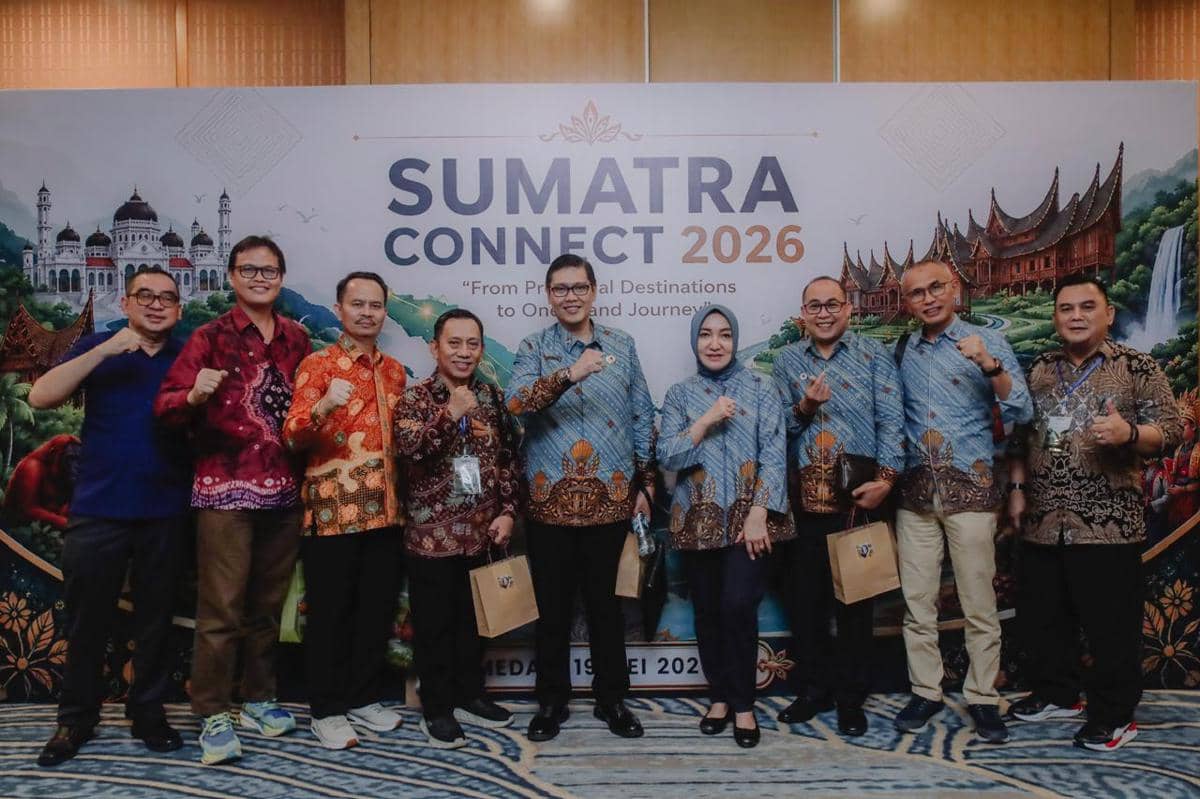 Pengurus PHRI Sumut berpose bersama di acara Sumatra Connect 2026 di Medan dengan latar promosi destinasi wisata Sumatra.