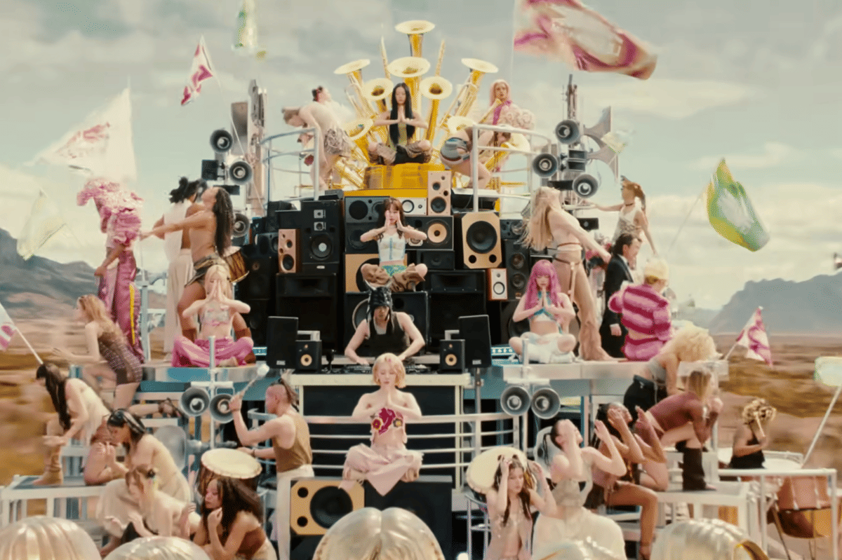 LE SSERAFIM di MV BOOMPALA (youtube.com/HYBE Labels)