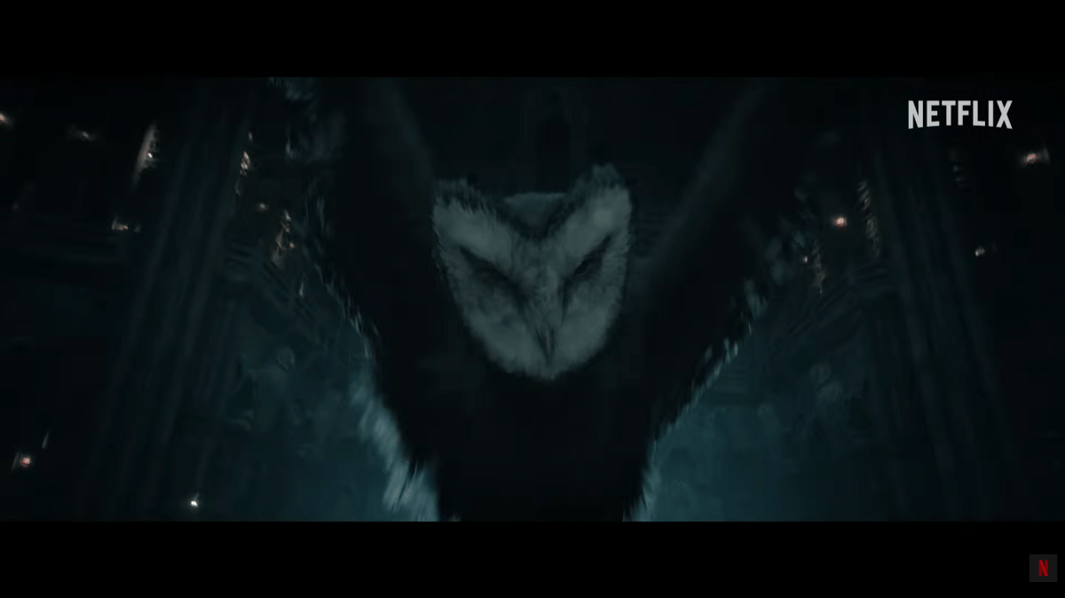 Makhluk burung hantu besar dengan sayap terbuka lebar di lingkungan gelap dalam adegan serial live-action Avatar: The Last Airbender.