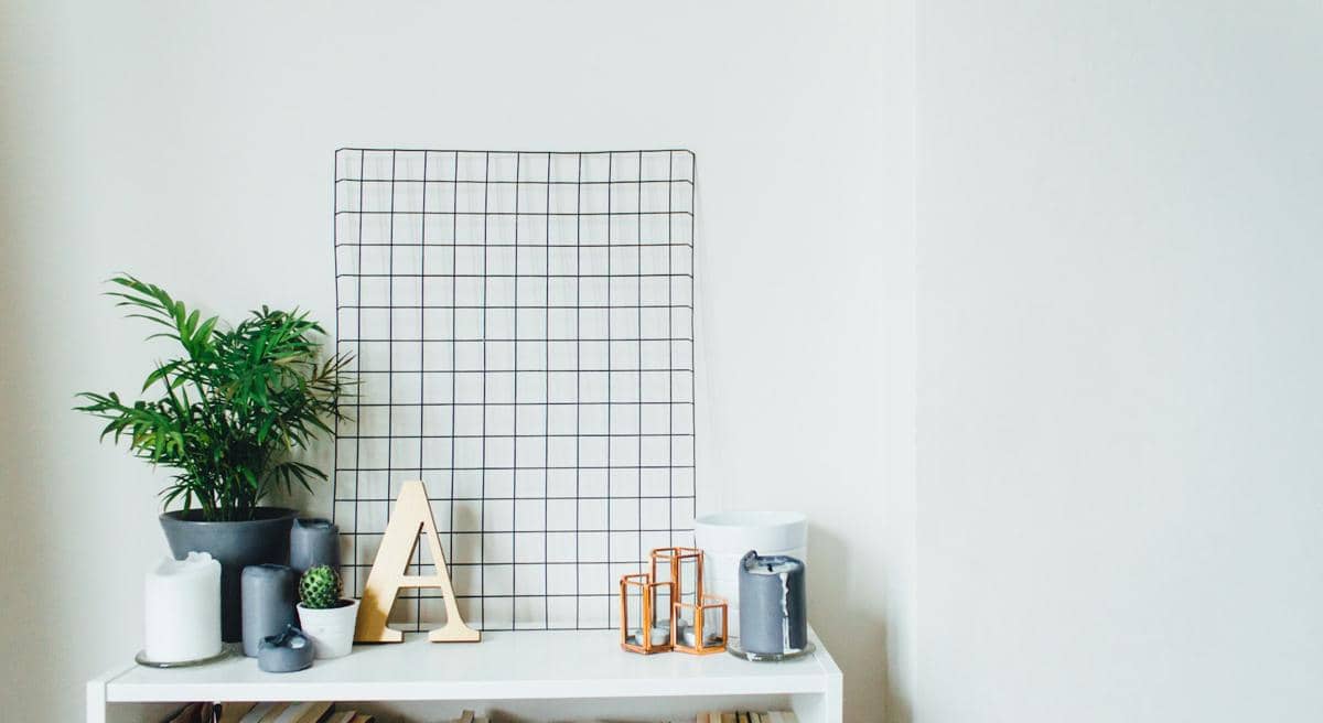 Ilustrasi grid wall (unsplash.com/Photo by John Mark Arnold)