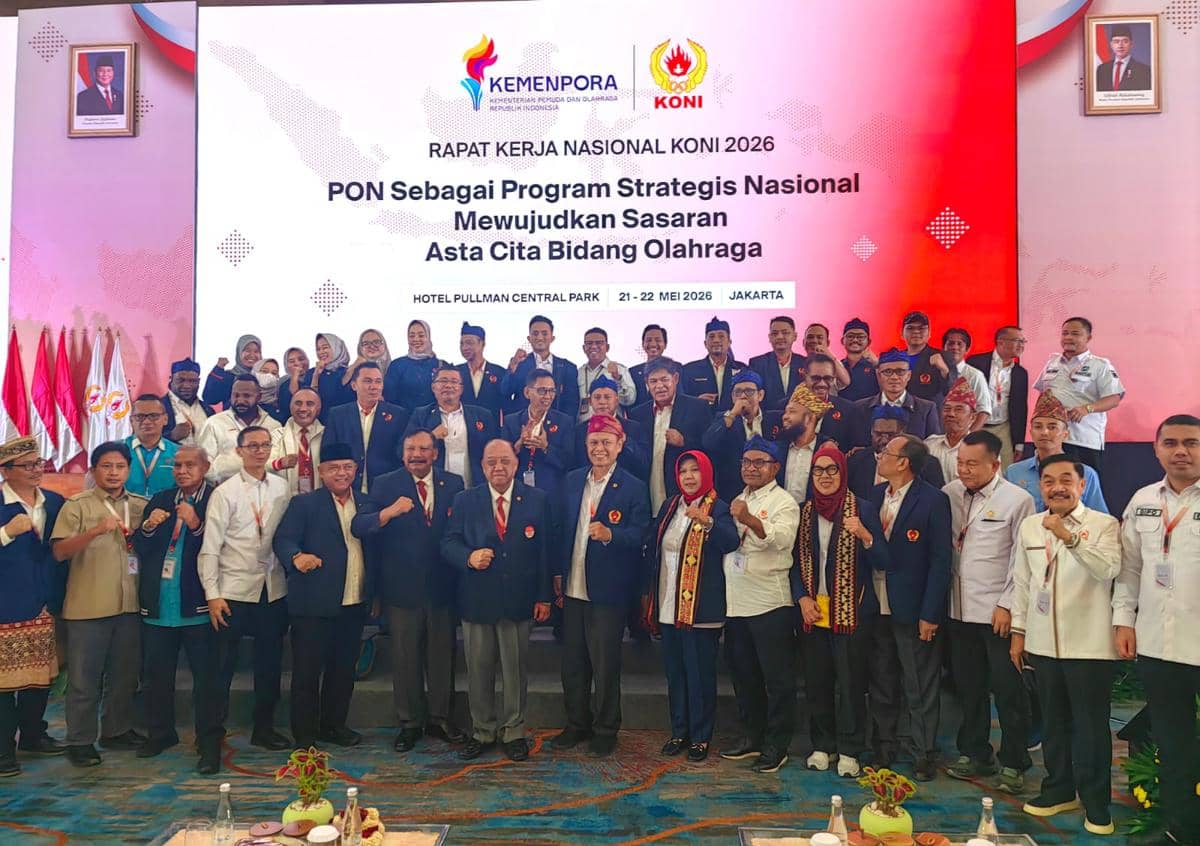 Para peserta Rakernas dan Musornaslub KONI 2026 berfoto bersama di Hotel Pullman Central Park Jakarta dengan latar spanduk acara.