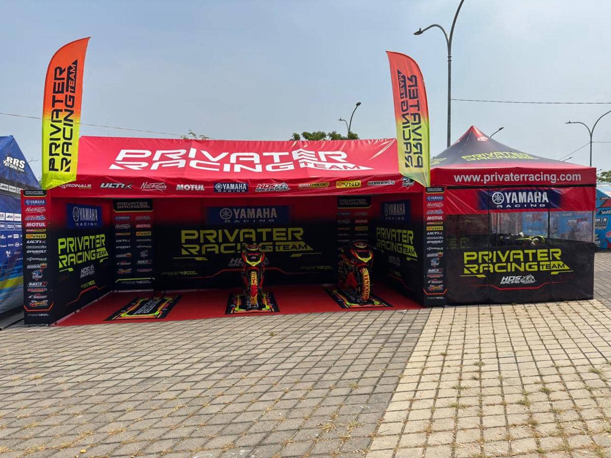 Tenda tim balap Privater Racing Team dengan dukungan Motul dan Yamaha, menampilkan dua motor balap di area paddock luar ruangan.