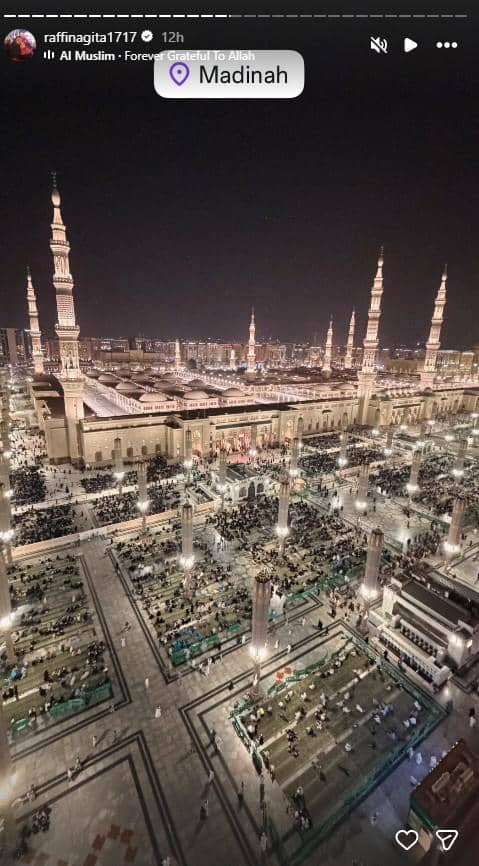 Pemandangan malam Masjid Nabawi di Madinah dengan jamaah yang memenuhi area luar masjid saat melaksanakan ibadah.
