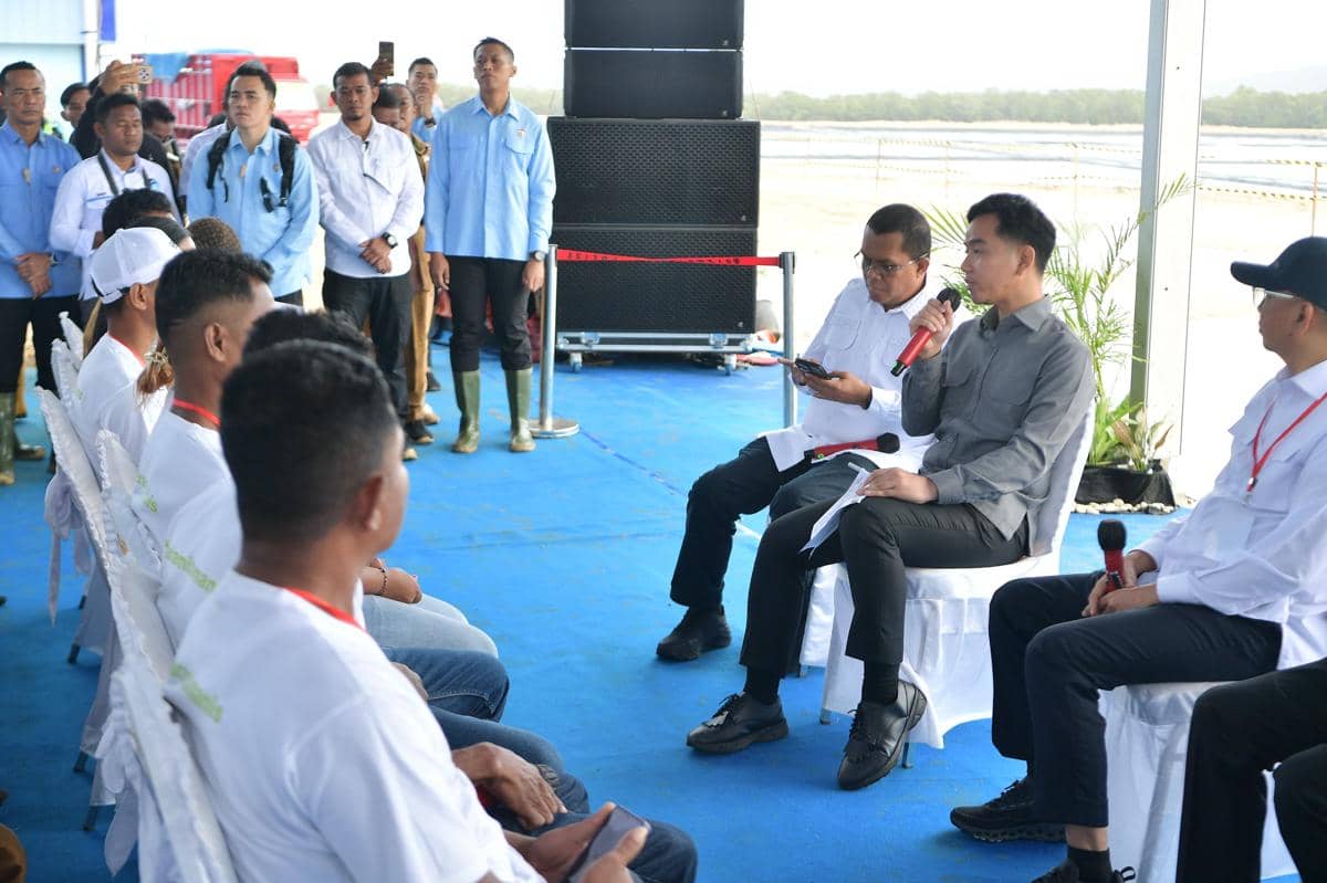 Seorang pejabat berbicara dengan mikrofon saat berdialog dengan warga dan pekerja di lokasi proyek garam dan rumput laut di Rote.