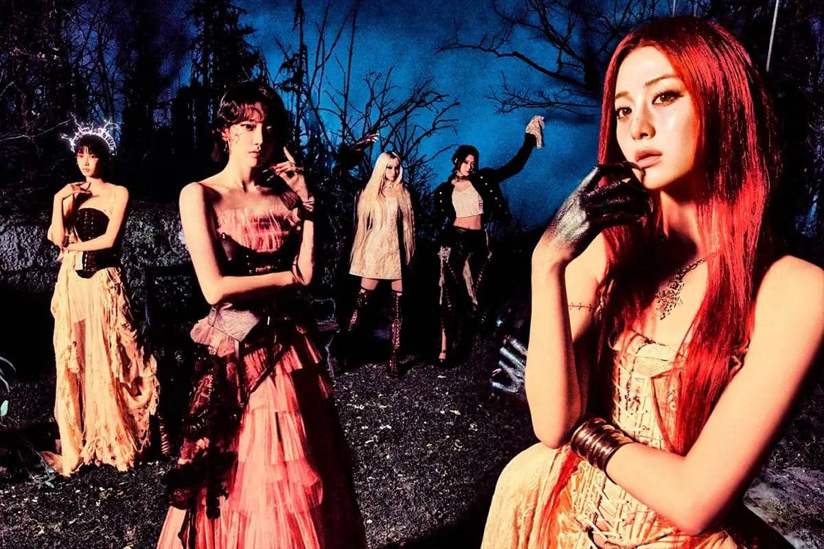 Lima anggota grup musik wanita berpose dengan busana bergaya gothic di latar malam berwarna biru gelap dengan pepohonan kering.