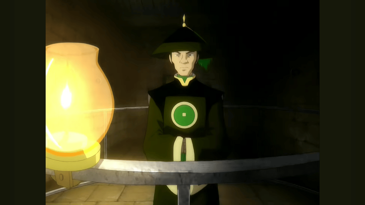 Agen Dai Li berdiri di ruangan remang dengan pakaian hitam dan hijau khas, di samping lentera menyala dari serial animasi Avatar: The Last Airbender.