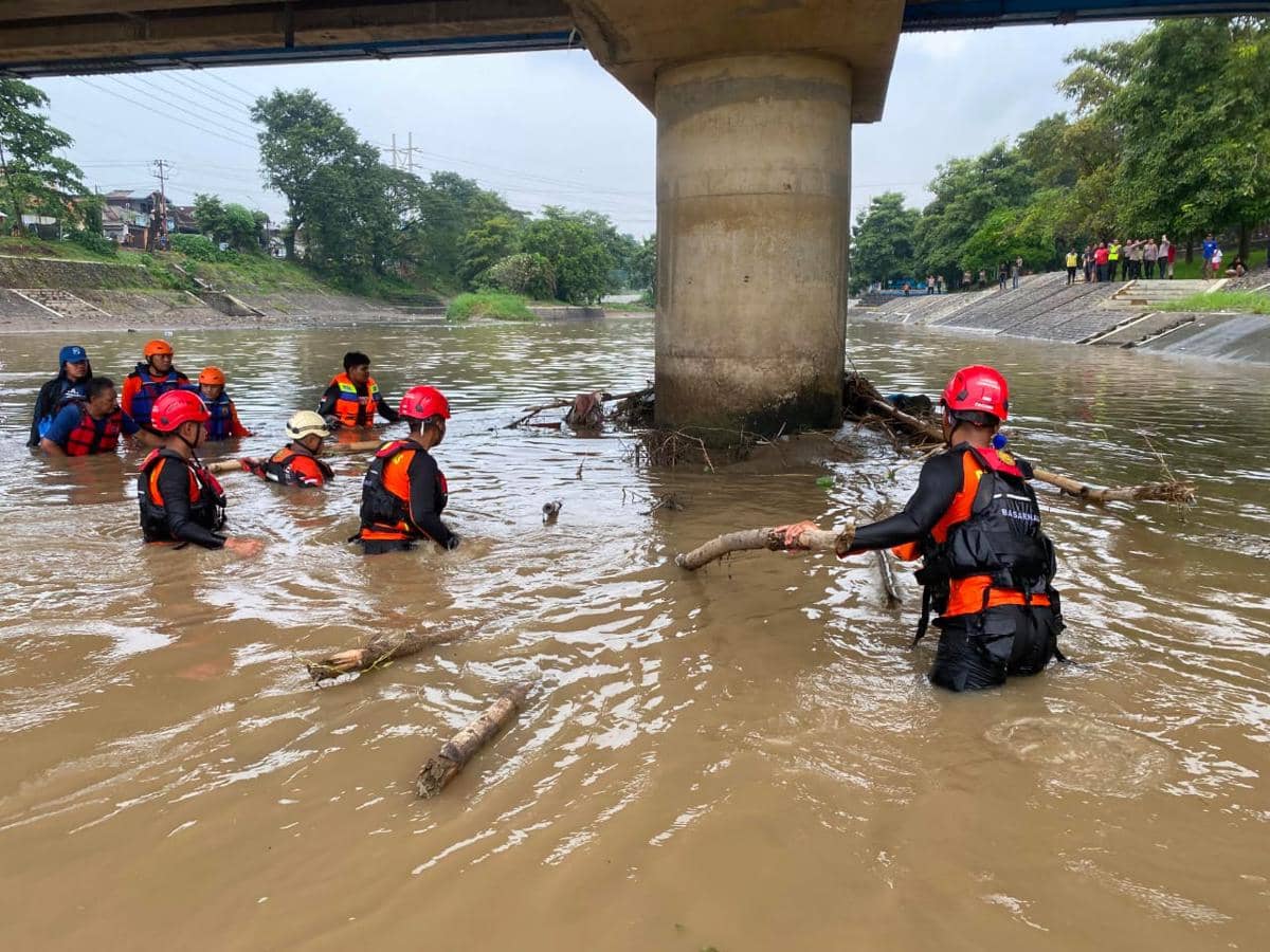 Semarang Diterjang Hujan Deras, Seorang Pria Hanyut di Banjir Kanal