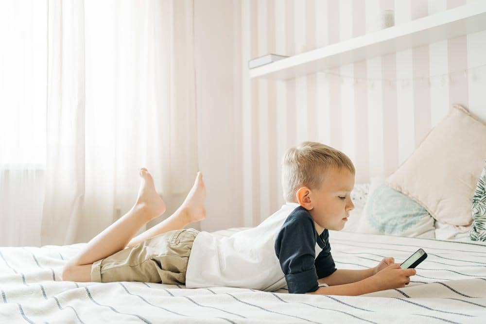 Apa yang Terjadi pada Otak Anak dengan Screen Time Berlebih?