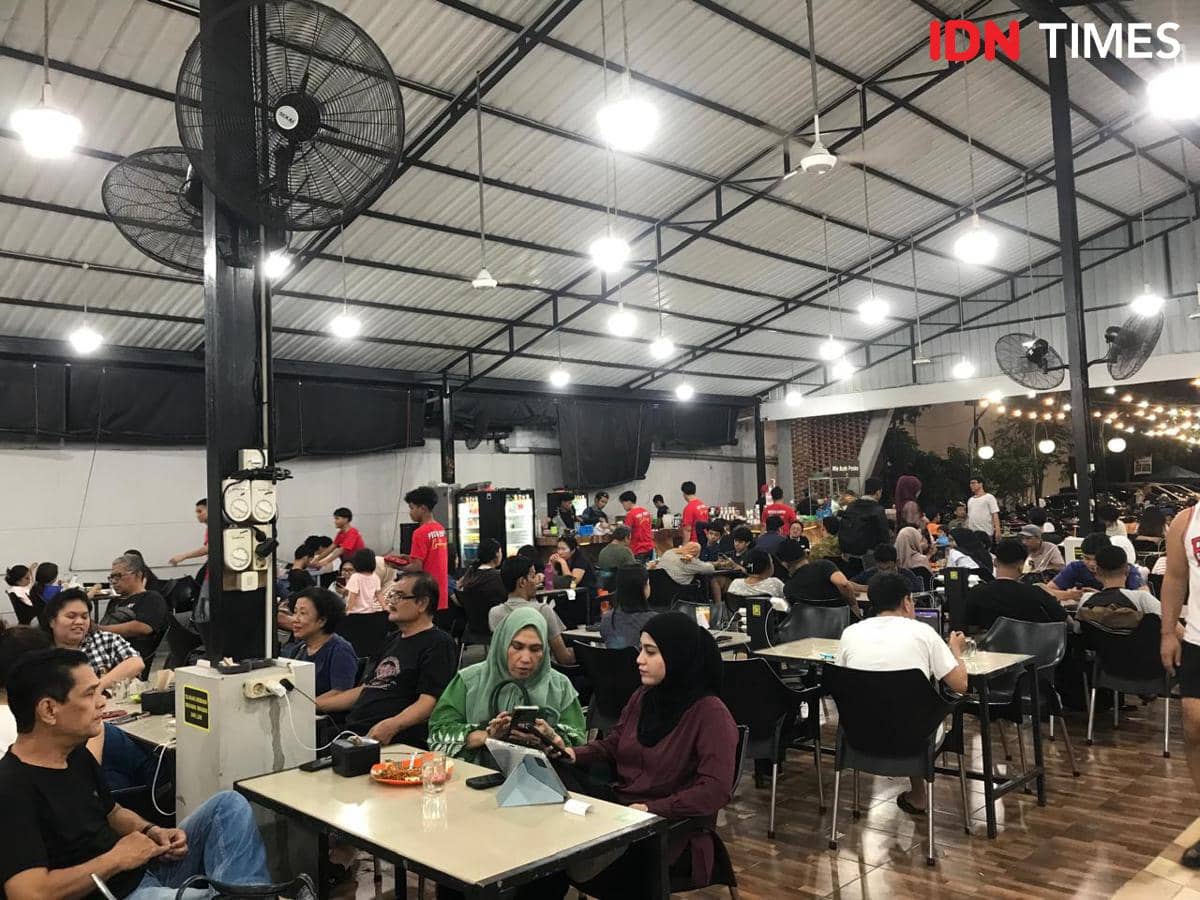 Listrik Sumut Padam, Warkop Disesaki Warga untuk Isi Daya