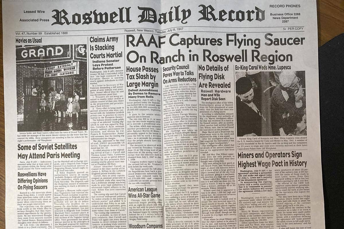 Surat kabar di Roswell Daily Record yang berjudul: "RAAF Menangkap Piring Terbang di Peternakan di Wilayah Roswell".
