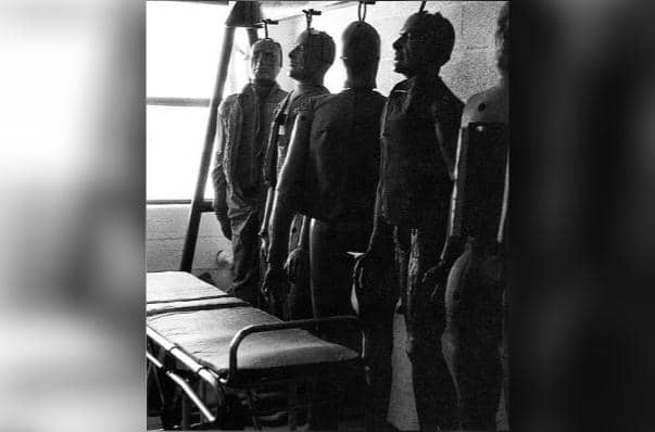 Personel Angkatan Udara menggunakan tandu dan kereta dorong untuk mengangkat boneka seberat 200 pon di lapangan dan untuk memindahkannya di laboratorium, seperti yang ditulis dalam buku Roswell Report: Case Closed (1997) oleh James McAndrew.