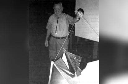 Fisikawan Charles B. Moore memperlihatkan reflektor radar yang mirip dengan rangkaian balon dalam eksperimen Proyek Mogul.
