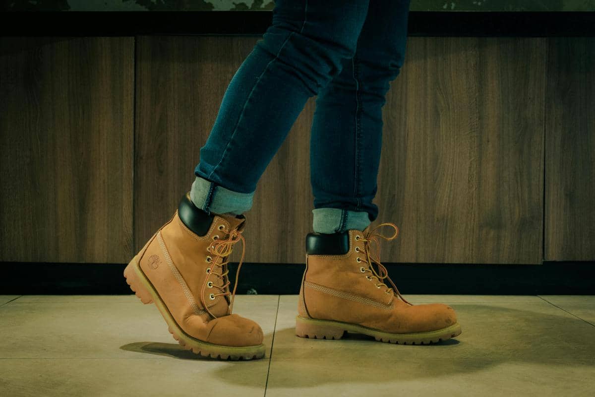 ilustrasi sepatu boots