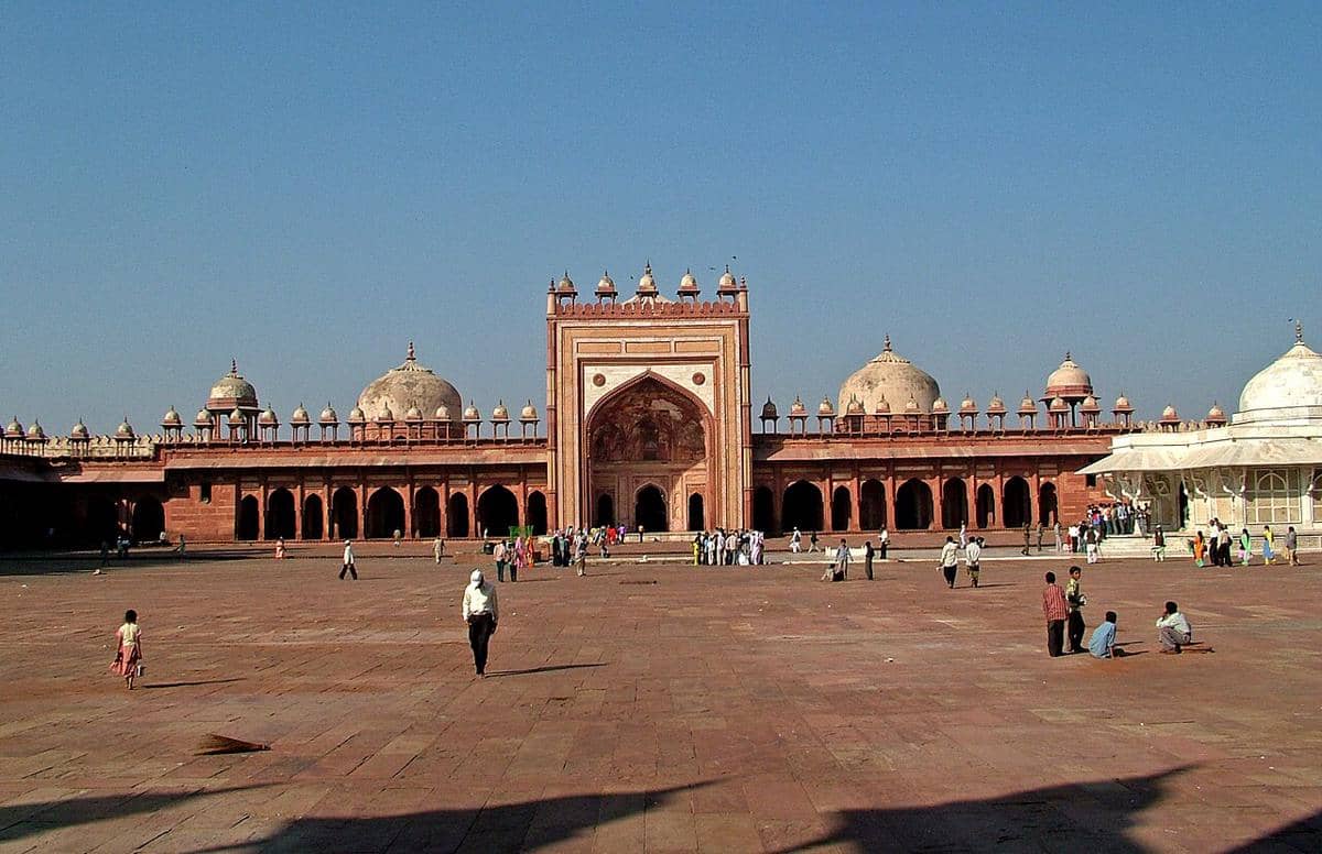Masjid Jama di Fatehpur Sikri, India. Kompleks ini mencakup gerbang Buland Darwaza serta makam suci Salim Chishti.