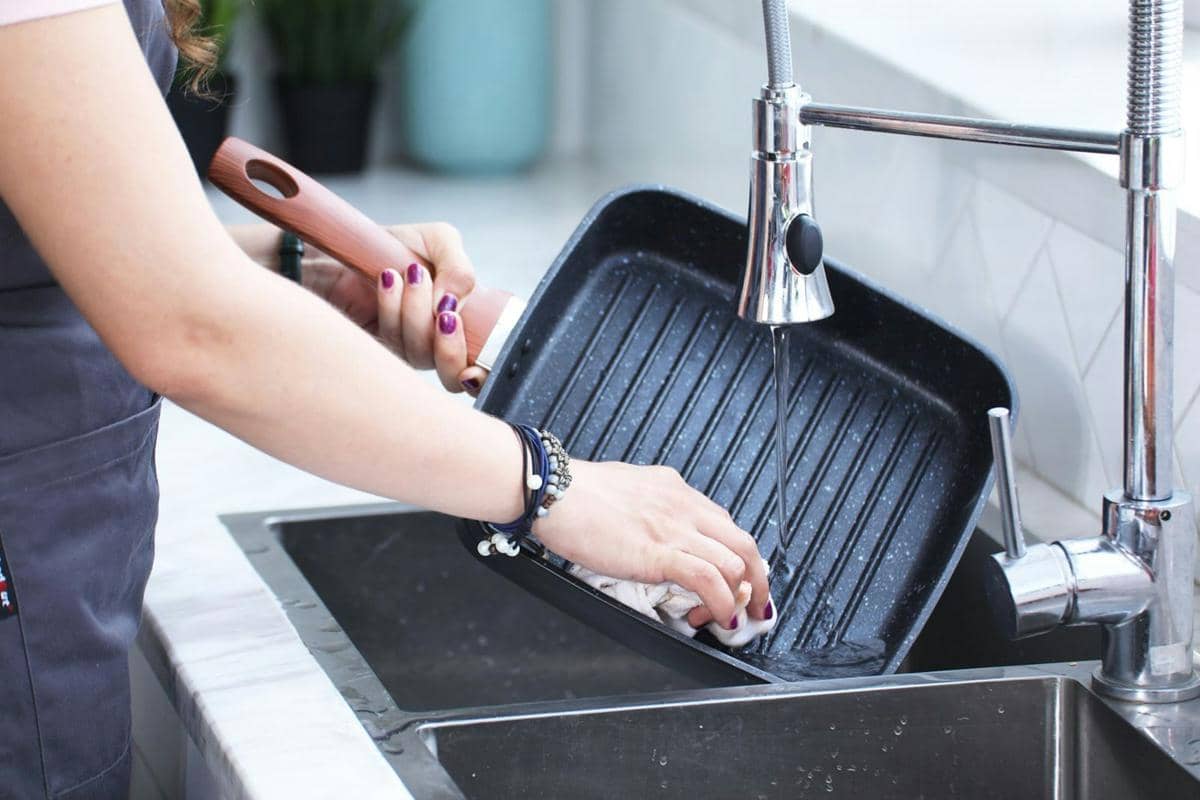 4 Cara Cepat Menghilangkan Bau Amis Daging pada Peralatan Masak