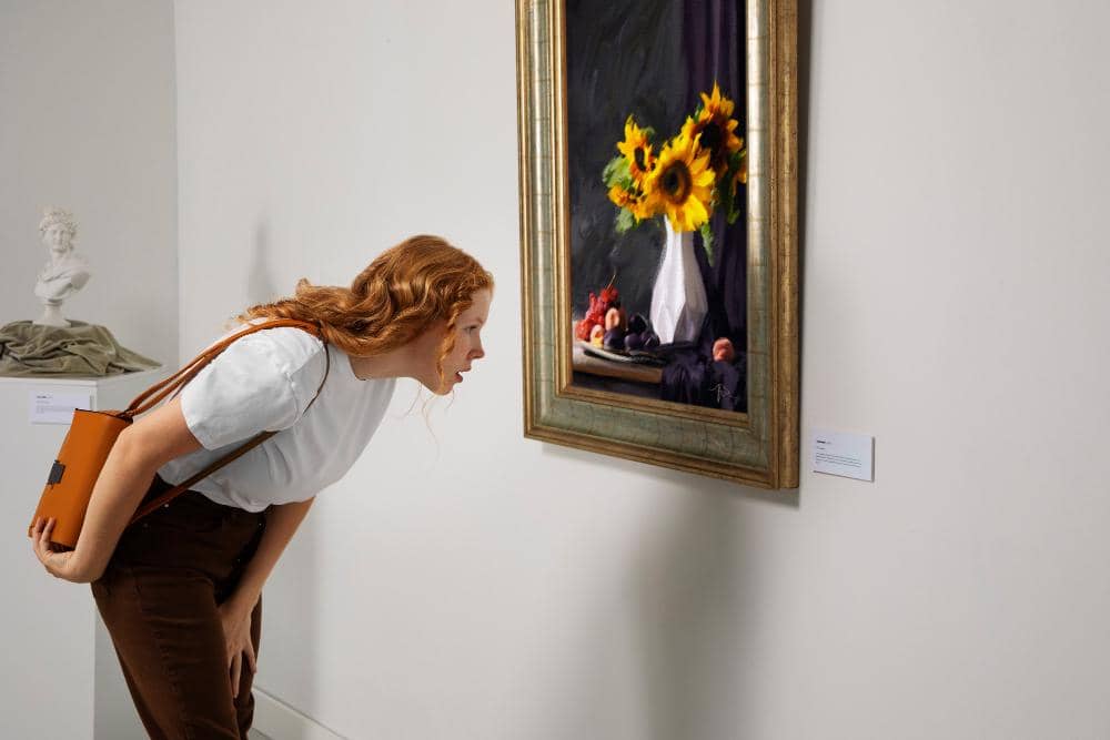 ilustrasi perempuan mengunjungi museum