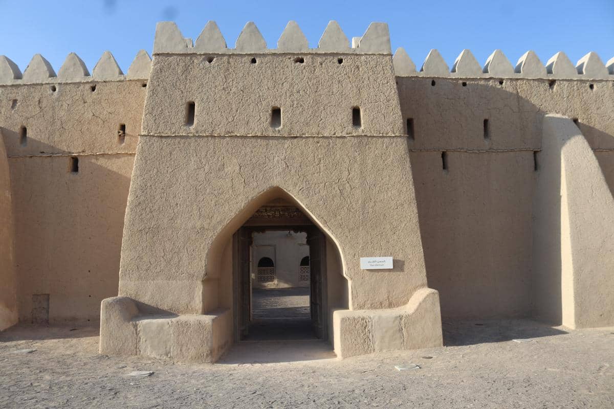 dinding Al Jahili Fort dibuat dari bata lumpur yang dicampur jerami dan tanah liat.
