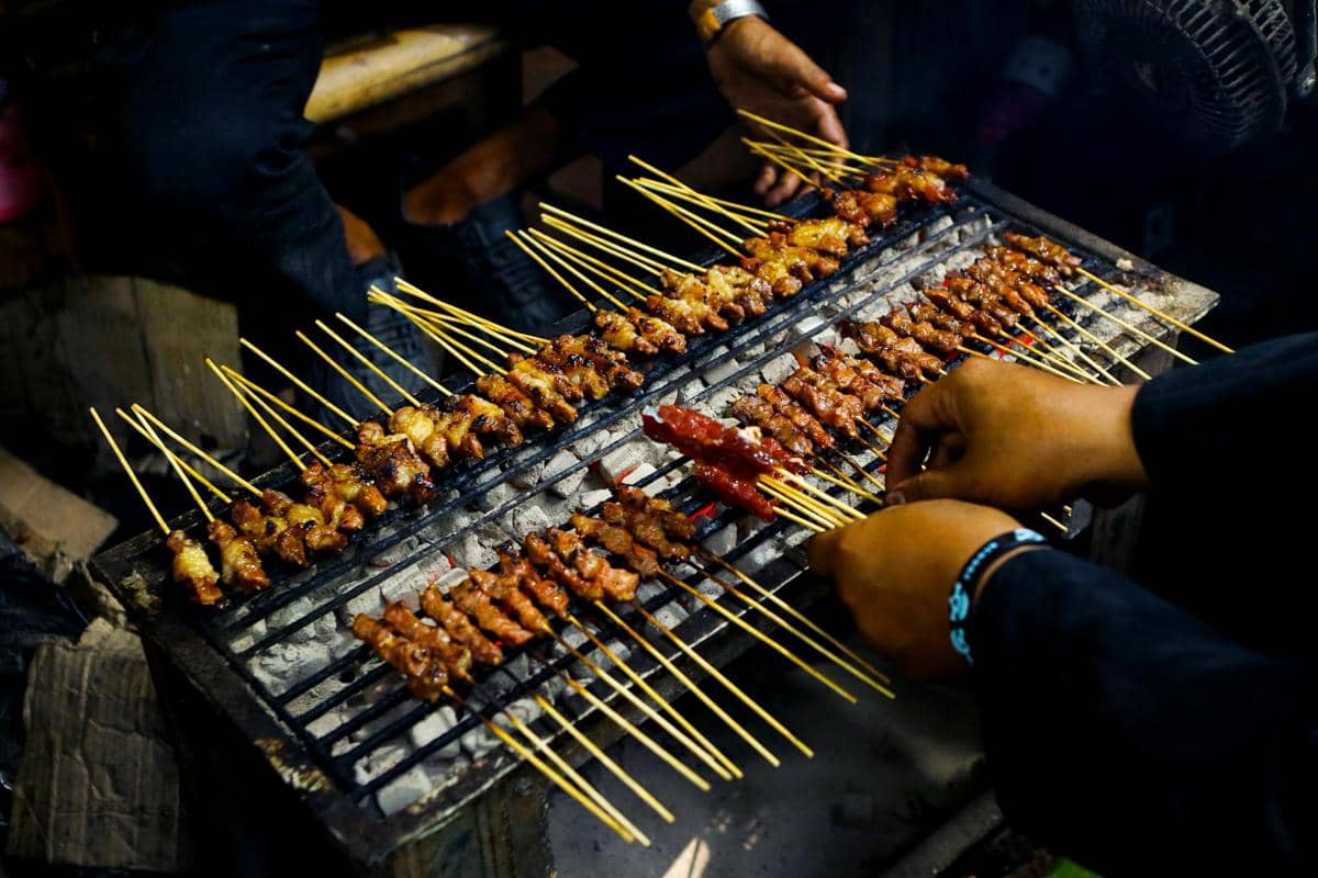 Membakar sate kambing