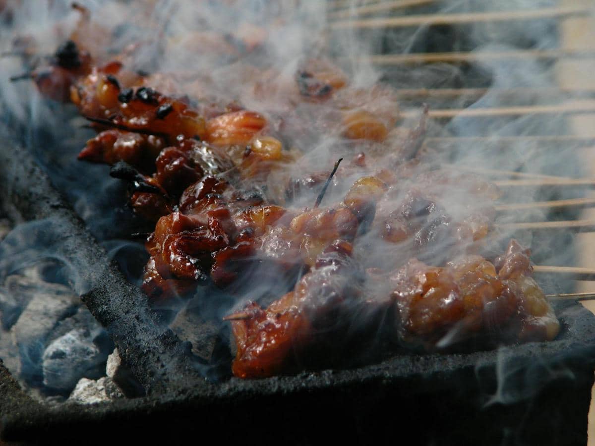 Membakar sate kambing
