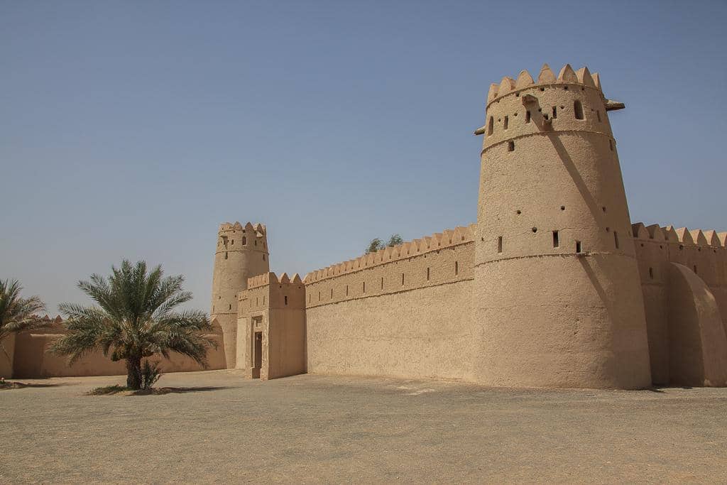 Al Jahili Fort dikenal sebagai salah satu benteng terbesar di Uni Emirat Arab.