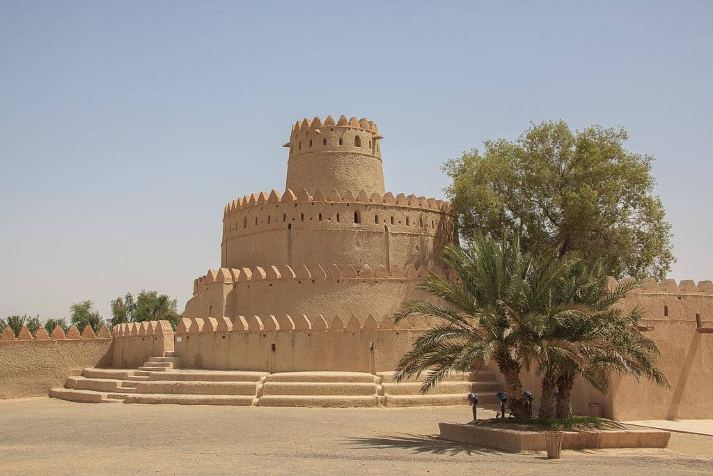menara bundar Al Jahili Fort menjadi ciri khas arsitektur benteng gurun di UEA.
