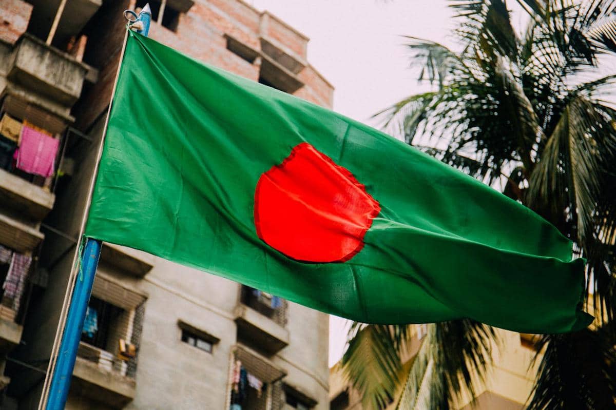 Bendera Bangladesh sedang berkibar.